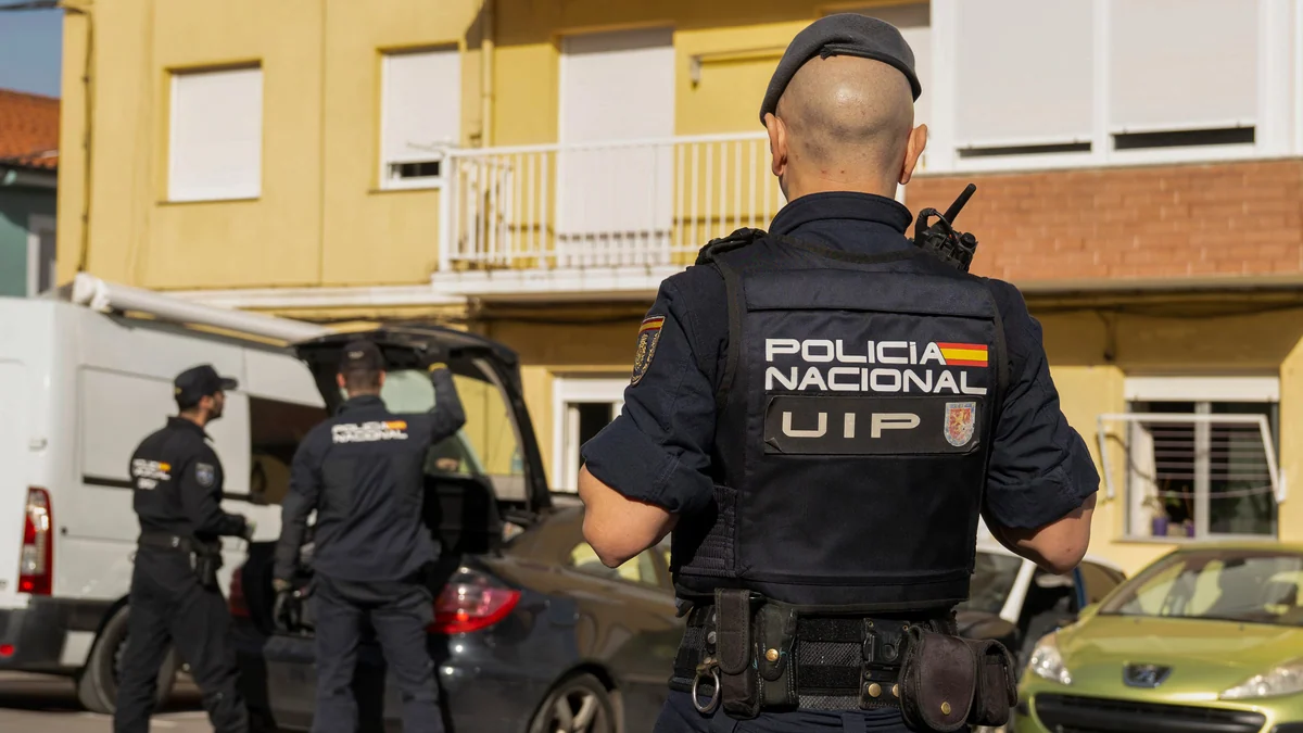 La Policía despliega 400 agentes en una operación de tráfico de drogas y armas en Torrelavega