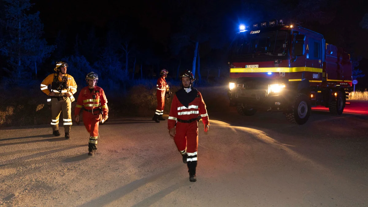 El centenar de vecinos desalojados por el incendio en un municipio de Murcia regresa a sus casas