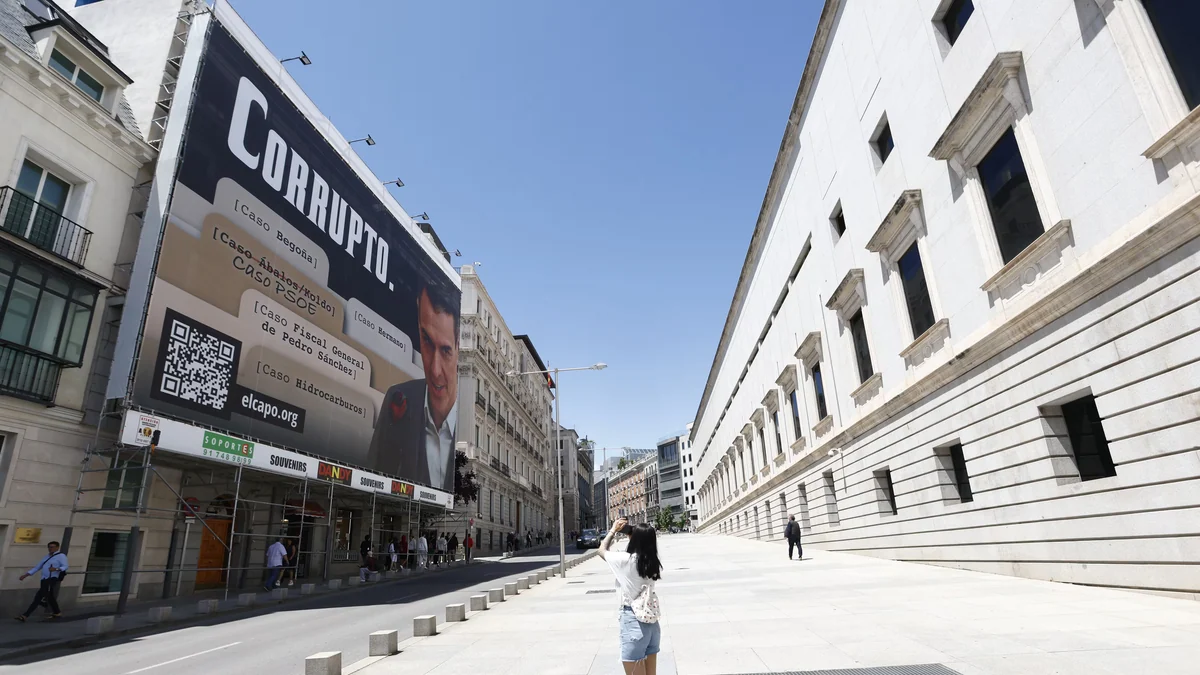 La Audiencia Provincial de Madrid confirma el archivo de la causa por la lona en la que Hazte Oír llamó “corrupto” a Sánchez