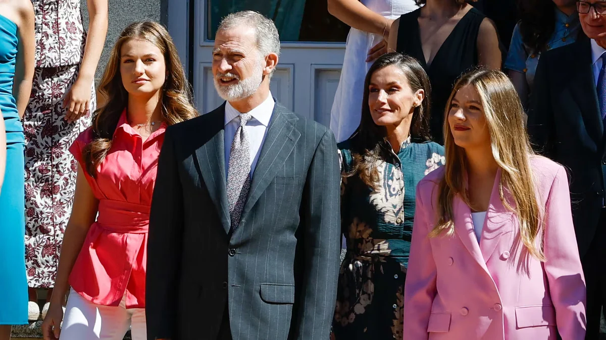La princesa Leonor y la infanta Sofía, de estreno en su aparición sorpresa: de la blusa de 420 euros de la heredera al traje rosa a conjunto de su hermana