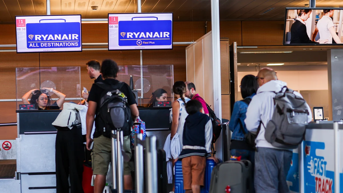 Bruselas pone orden en los 'extras' al billete de avión y enerva a las aerolíneas
