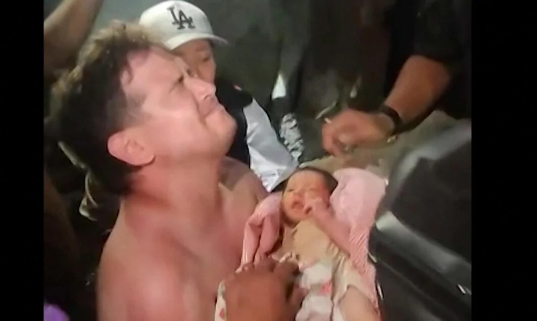 La terra trema ancora, La Guaira è un cimitero a cielo aperto. Tratto in salvo un neonato