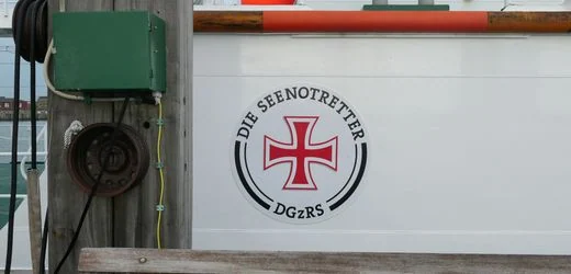 Ems: Segler geht über Bord, Töchter alarmieren Retter