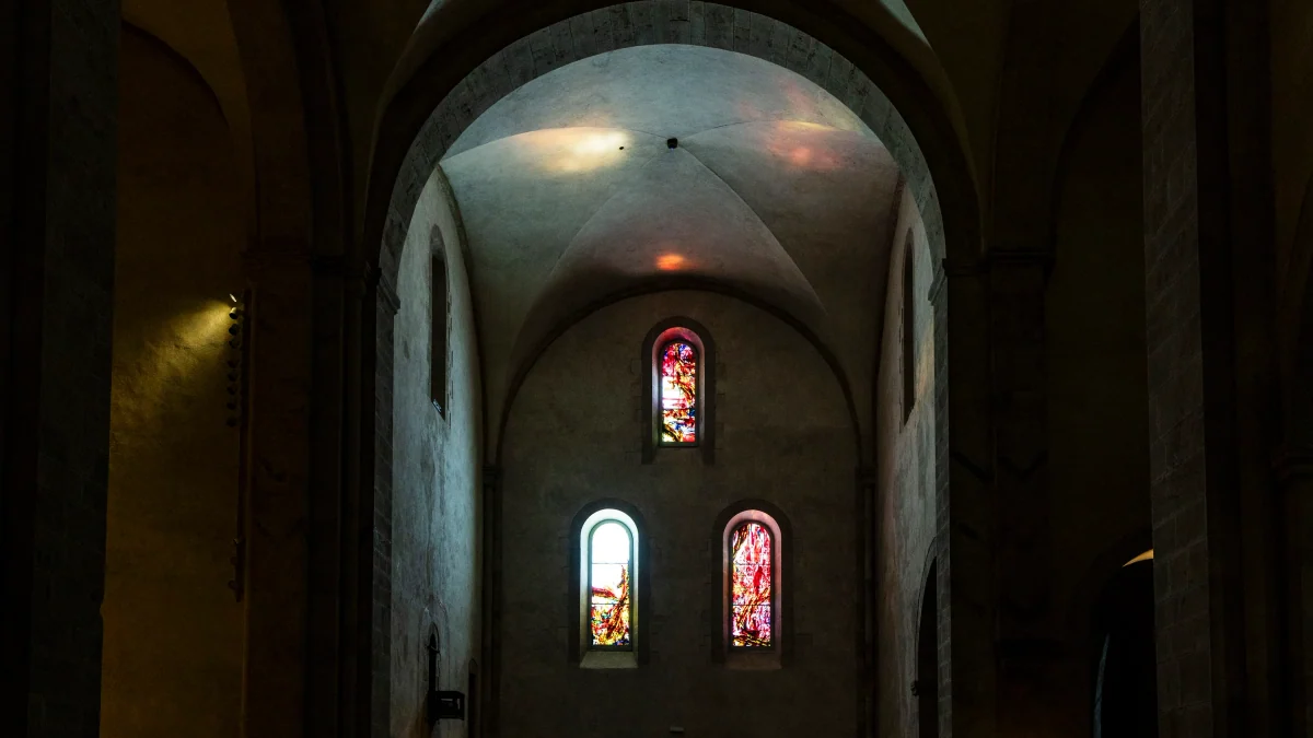 Kloster Eberbach: Bunte Glaskunst in schlichter Basilika