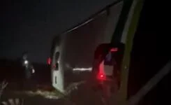 Carmen de Areco: un micro cayó de un puente en la ruta 7 y hay varios heridos