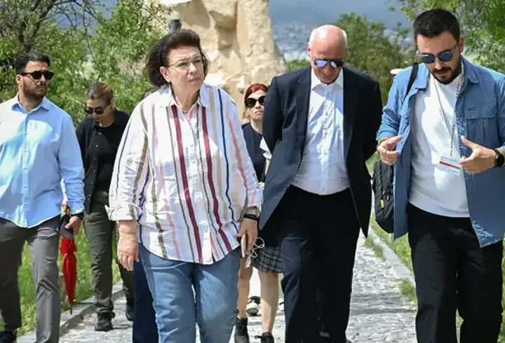 Yunan bakan Kapadokya turunda