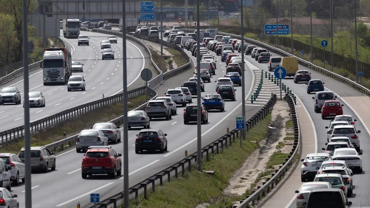 La baliza V-16 se impone, con un récord de activaciones en carretera: la DGT moviliza a la Guardia Civil