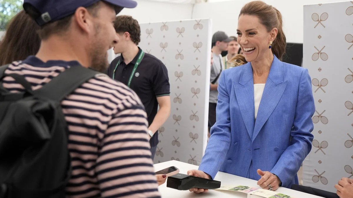 Kate Middleton se convierte en la taquillera de Wimbledon: cobra y escanea las entradas mientras atrapa las miradas con su traje de lino azul