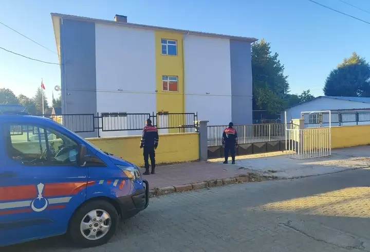 Uşak'ta jandarmadan okul önlerinde 19 bin 87 kişiye kimlik sorgulaması