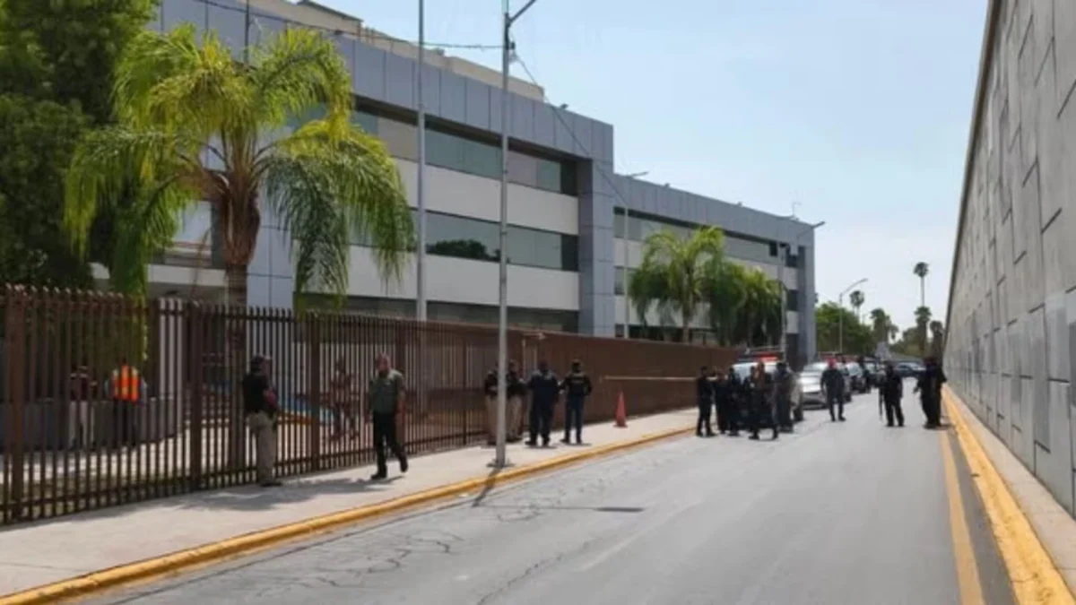 Detonan artefacto explosivo y disparan a oficinas de la CFE en Durango, acusan a los Cabrera Sarabia