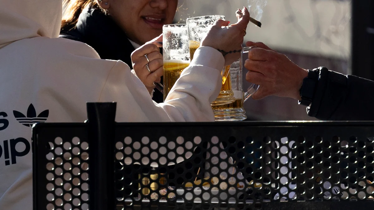 Sanidad le da el empujón final a la ley antitabaco que amplía los espacios sin humo, regula los vápers y prohíbe el consumo de cualquier forma a menores
