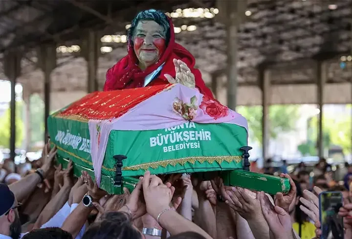 Kırmızılı kadına veda: Sultan Özcan son yolculuğuna uğurlandı