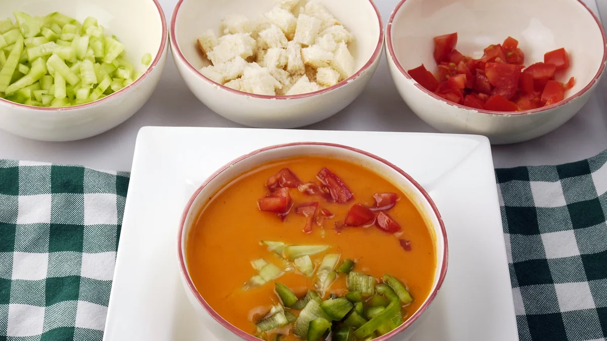Cuánto dura el gazpacho casero en la nevera sin estropearse y consejos para alargar su vida útil