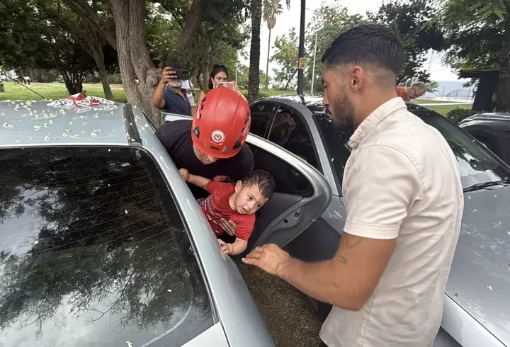 Otomobilde kilitli kalan 1 yaşındaki Firuz'u itfaiye kurtardı