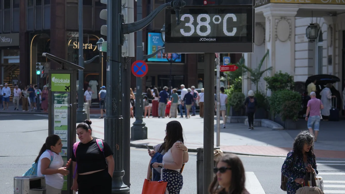 La Aemet activa avisos por calor y tormentas en diez comunidades autónomas: temperaturas cercanas a los 40 grados