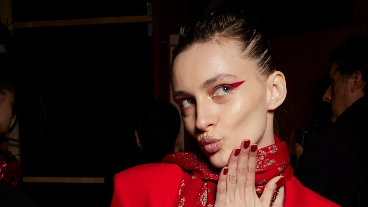 La última obsesión de una editora de belleza casi sinestésica: una pasión desenfrenada por el rojo... que incluye ruborizarse a lo bonzo