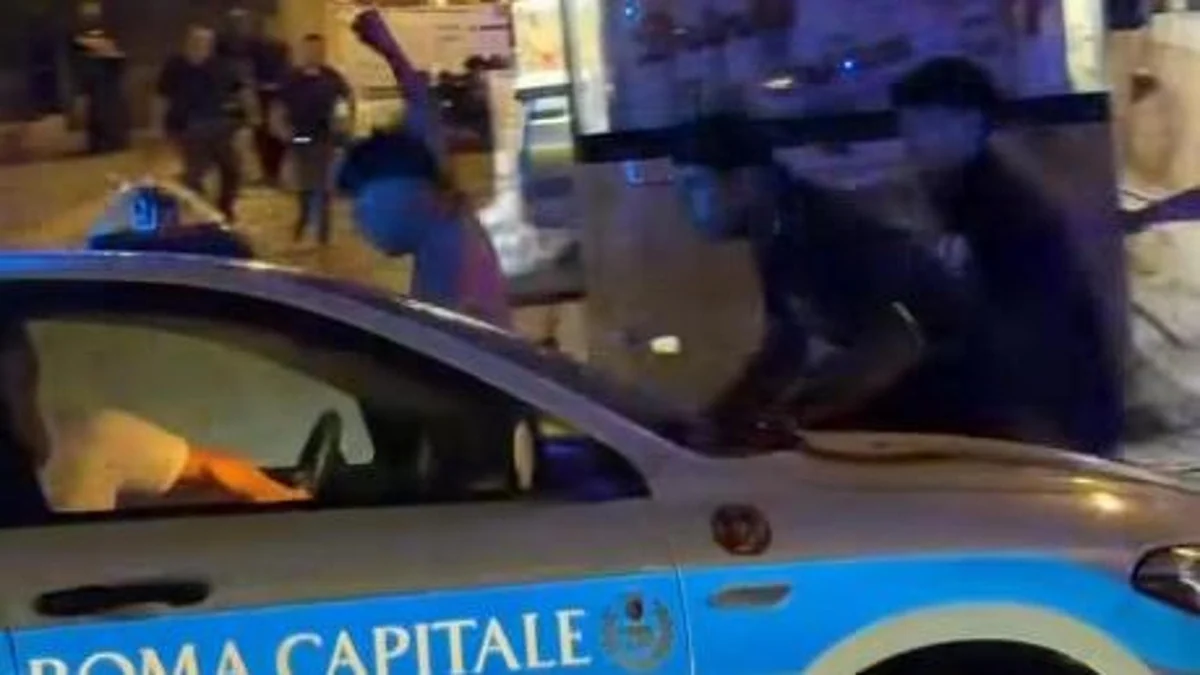 Colosseo, emergenza maranza: assalto ai vigili urbani, un ragazzo monta sul cofano della volante