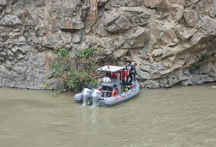 Derede kaybolan baba ile oğlunu 90 kişilik ekip arıyor