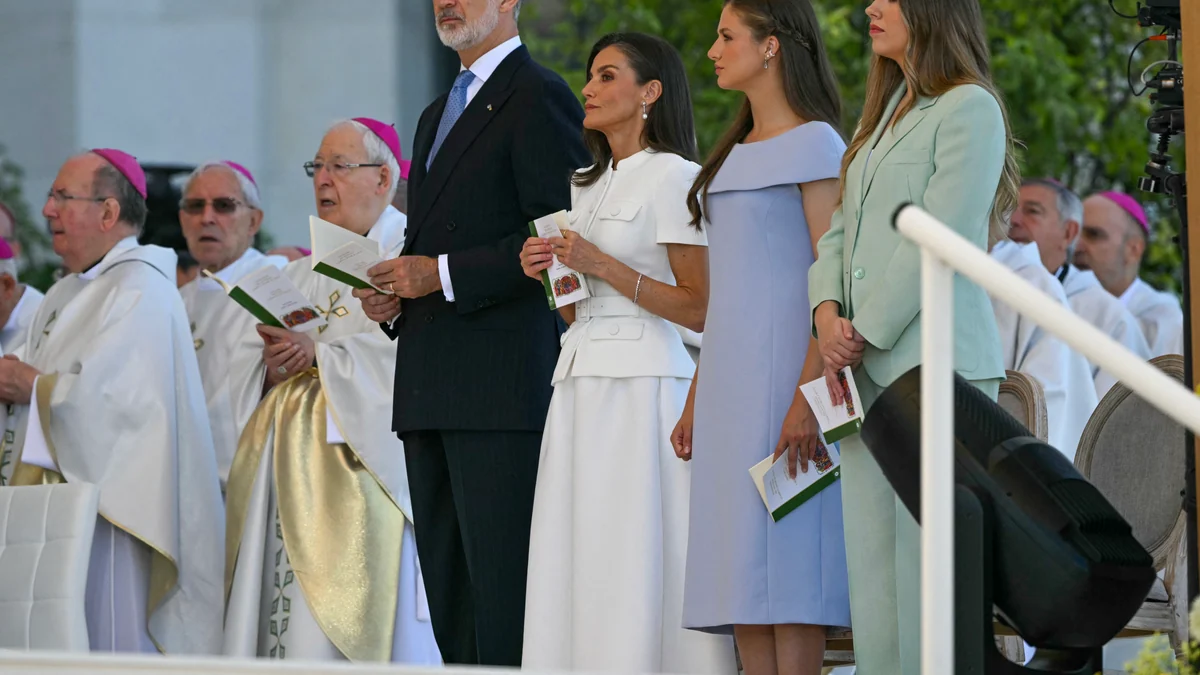 La Reina Letizia con un vestido trampantojo muy royal y la Princesa Leonor y la Infanta Sofía, coloridas y primaverales, en la Misa del Papa León XIV