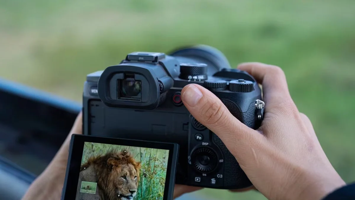 Sony presenta su nueva cámara todo en uno RX10 V, que llega con superzoom y enfoque automático con IA