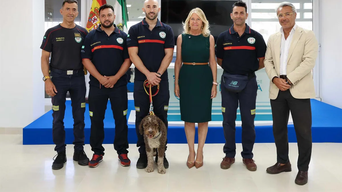 La alcaldesa de Marbella recibe a tres bomberos locales que han participado en labores de rescate en Venezuela