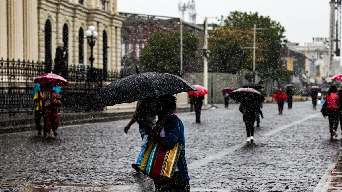 Lluvias fuertes durante el fin de semana podrían causar inundaciones y caída de árboles en El Salvador