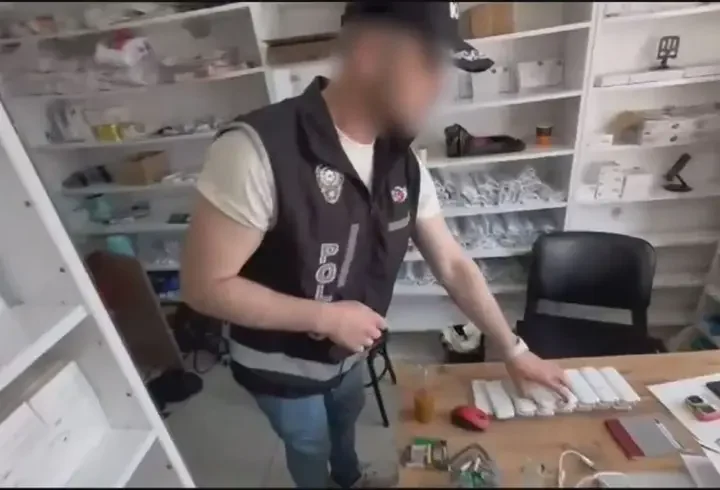 İstanbul ve Antalya'da kaçakçılık operasyonunda 9 şüpheli gözaltına alındı; binlerce cep telefonu ele geçirildi