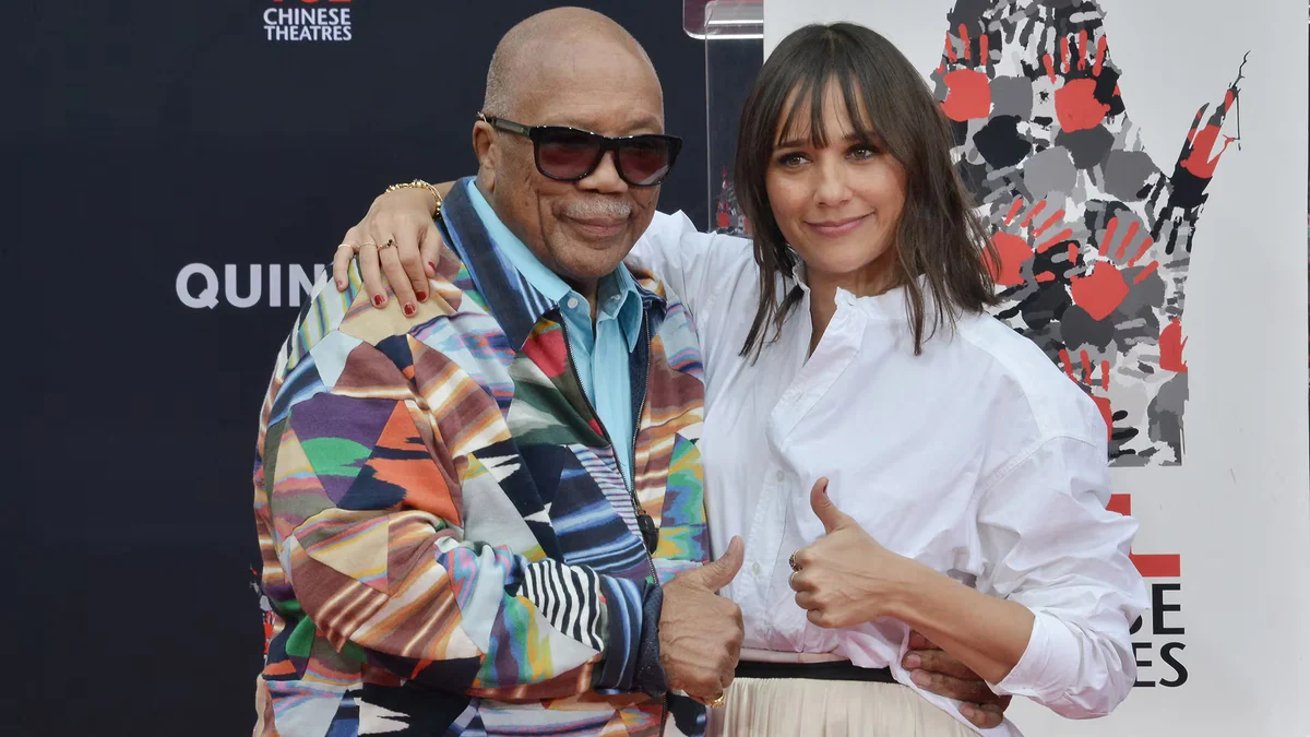 Rashida Jones habló del peso de crecer bajo el legado de Quincy Jones: “Es muy difícil no sentirte un fracaso”