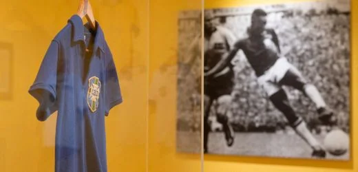 Pelé: Finaltrikot von 1958 erzielt 4,3 Millionen Euro bei Auktion in New York