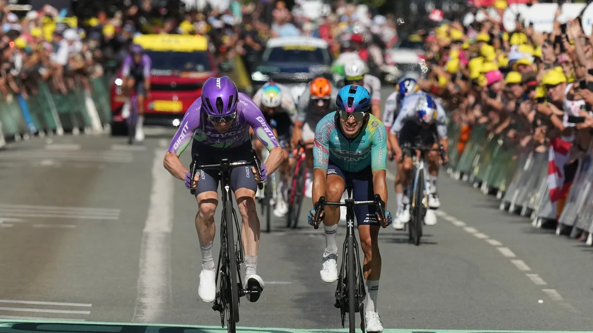 La fuga bidón del Tour corona a Mauro Schmid y casi mete a Tom Pidcock en el podio