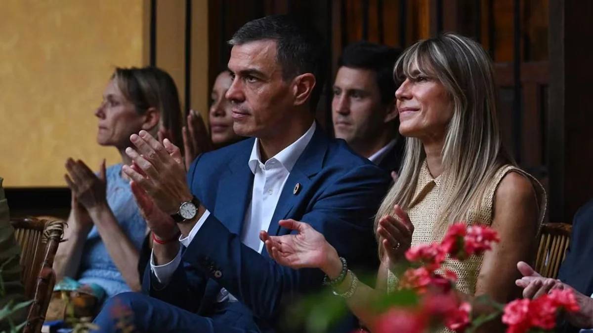 El juez Peinado se va de vacaciones sin decidir si Begoña Gómez puede asistir este martes a la graduación de su hija