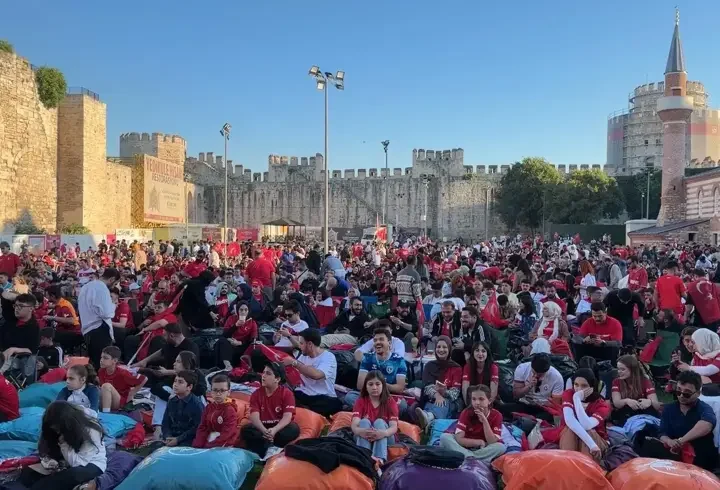 Fatih'te milli maç coşkusu
