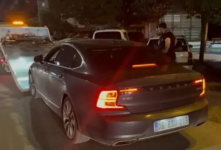 Çakarlı otomobilin ehliyetsiz sürücüsüne 573 bin TL ceza