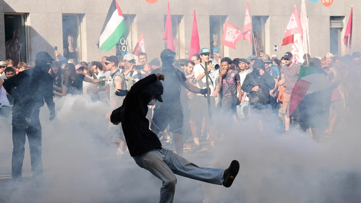 La Policía usa gases lacrimógenos contra manifestantes anti-G7 que han lanzado piedras y petardos cerca de la ONU en Ginebra