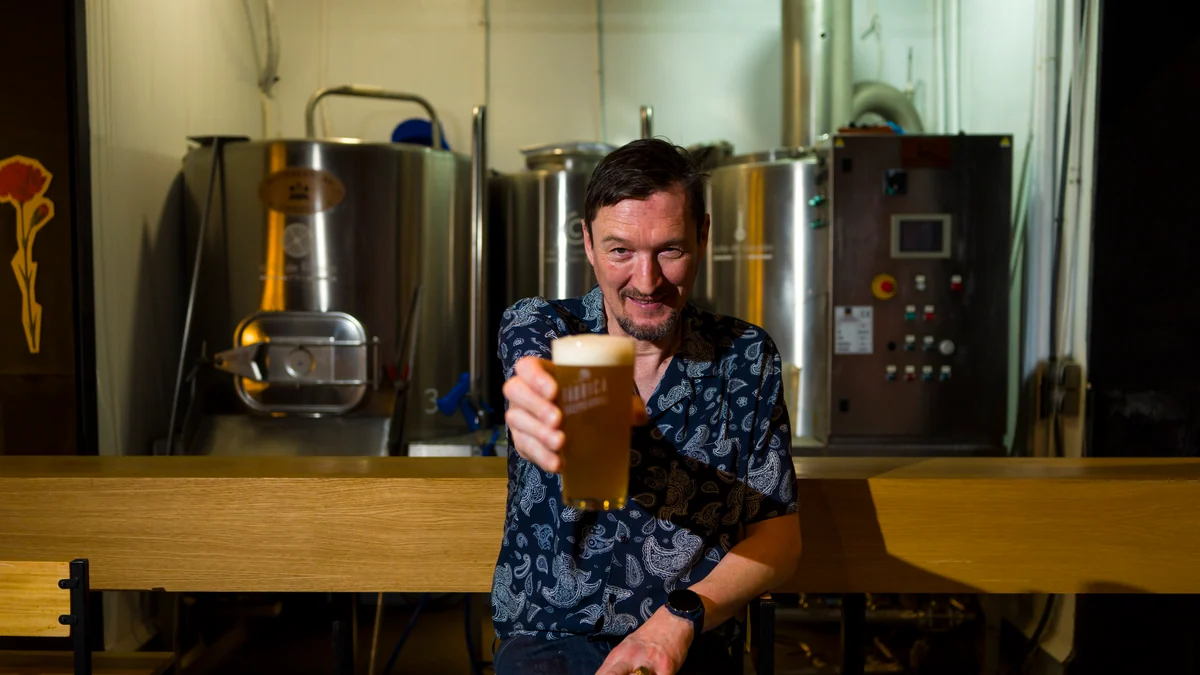Los artesanos de la cerveza que regentan la única fábrica (con bar) que existe en el corazón de Madrid: "Es un producto vivo y sensible al que no le gusta viajar"