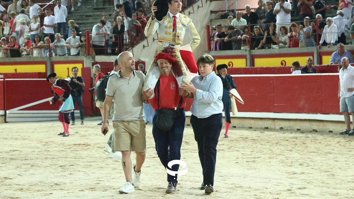 Mario Vilau impacta y triunfa en Pamplona como infalible estoqueador; Álvaro Serrano causa las mejores vibraciones toreras