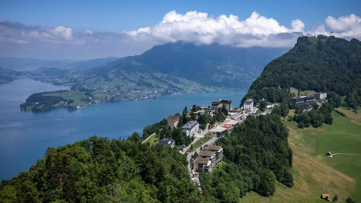 Il resort Burgenstock: la lussuosa fortezza sul lago di Lucerna amata da Audrey Hepburn e James Bond