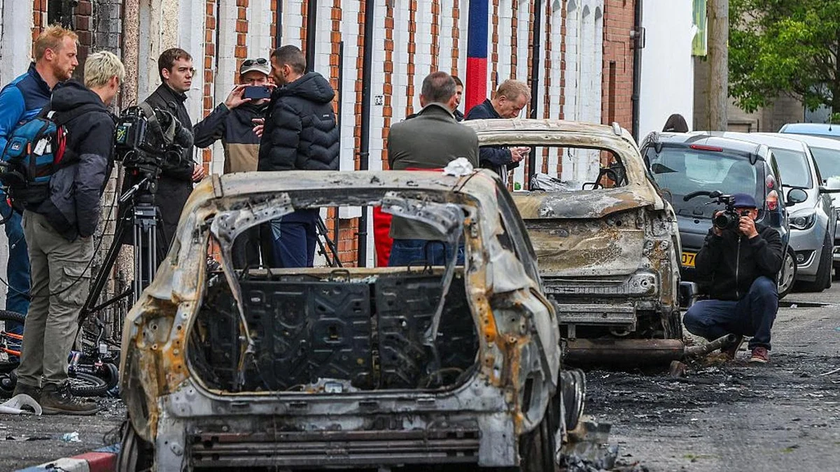Belfast, città blindata dopo le violenze razziste: “Codardi disgustosi”