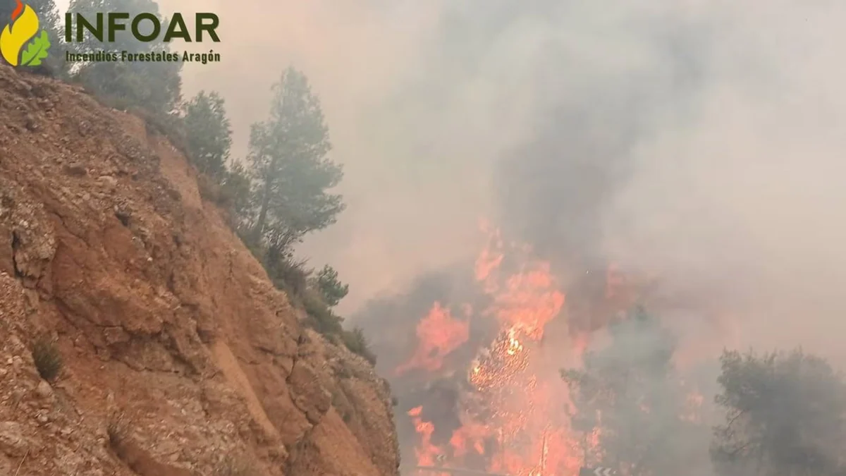 Más de 100 efectivos trabajan en la contención del incendio de Peñarroya de Tastavins (Teruel)