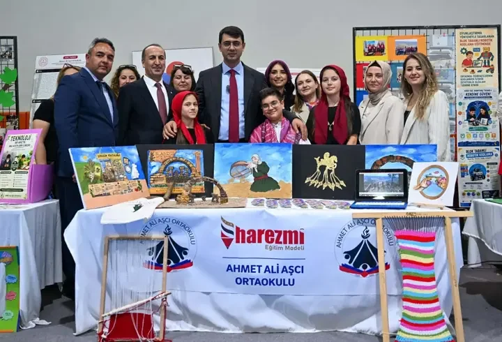 Uşak Valisi Kartal, yıl sonu şenliğine katıldı
