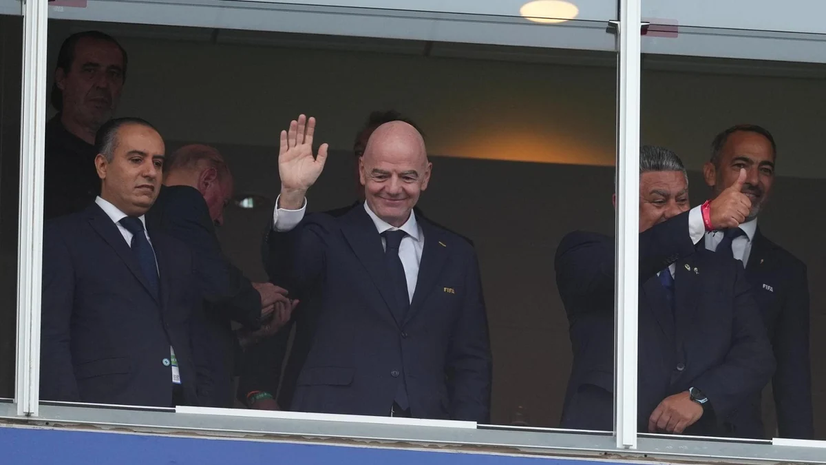 Mondiali, il tour di Infantino in jet privato: vuole vedere due partite al giorno