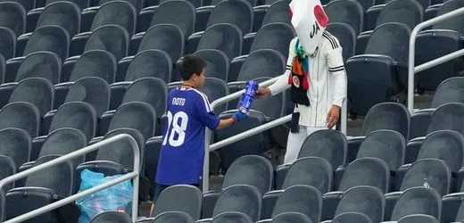 Japanische Fußballfans bei der WM: 90 Minuten hat ein Spiel. Dann wird aufgeräumt