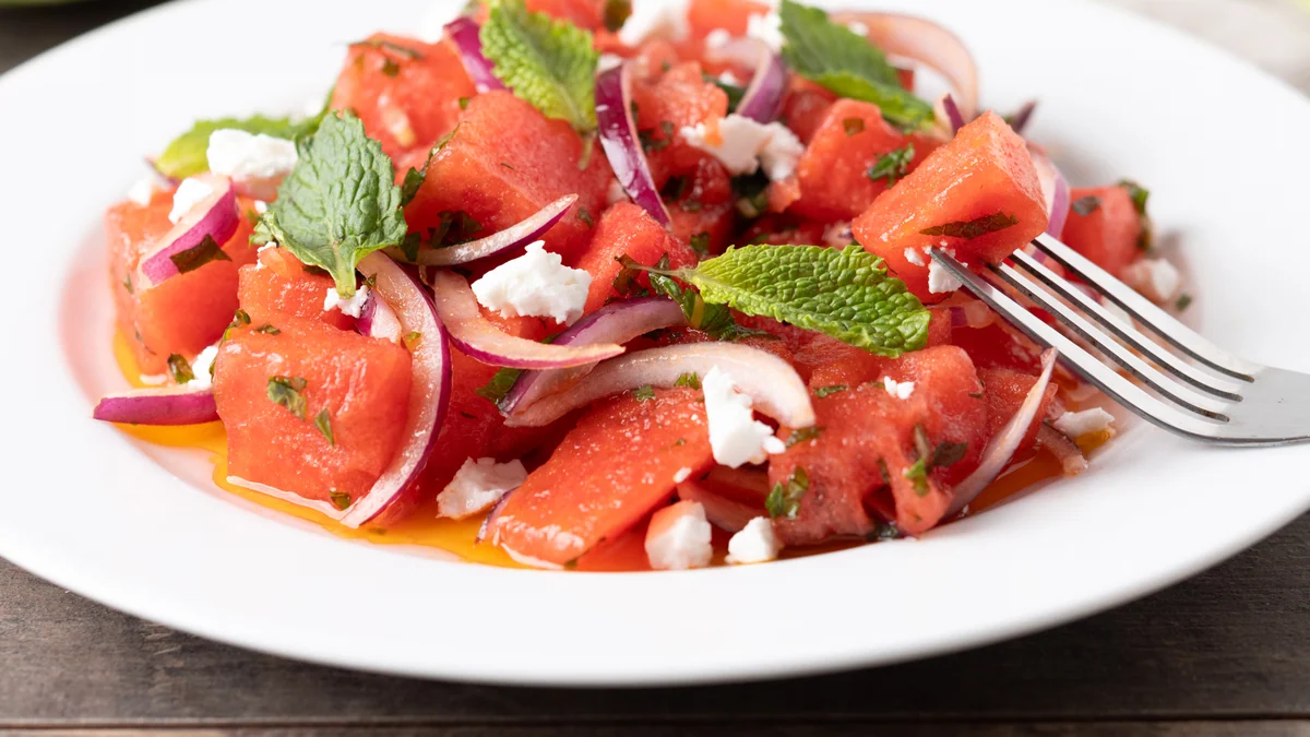 Ensalada de sandía y queso feta, la receta saludable e hidratante para sobrevivir al calor del verano