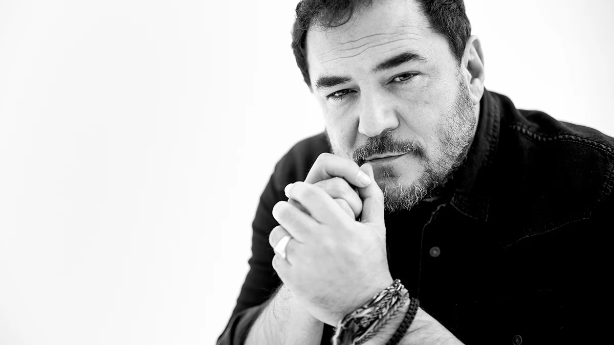 Ismael Serrano: "Me enerva que la izquierda olvide que la patria también es el bar, el pueblo de tu padre, la verbena y que te emocione una procesión"