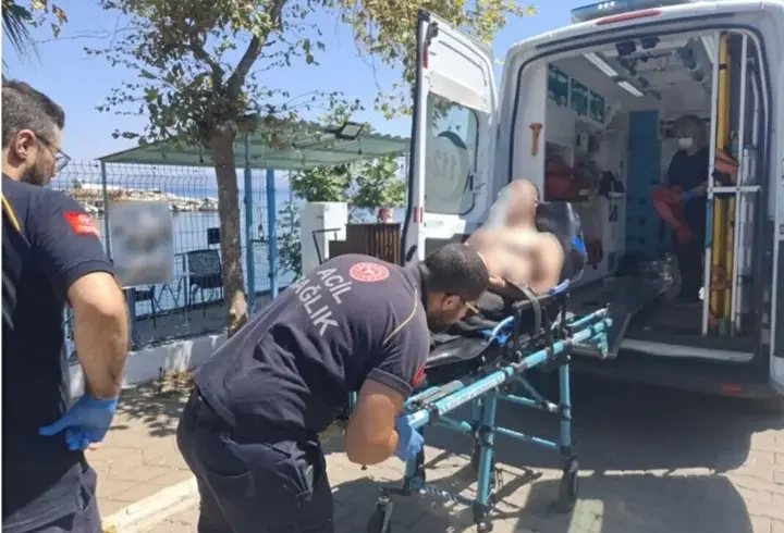 Kuşadası'nda tur teknesinde rahatsızlanan bir kişiye tıbbi tahliye