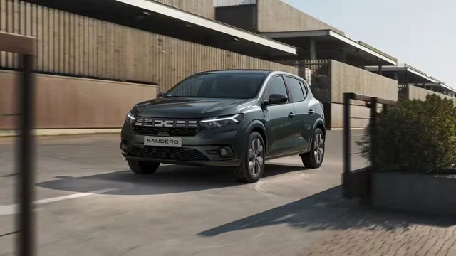 El Dacia Sandero resiste el acelerón del Seat Ibiza y es el coche más vendido este año: más de 18.500 conductores lo compraron
