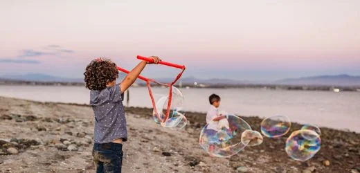 Sommerspielzeug für Kinder: Die 20 besten Ideen für draußen