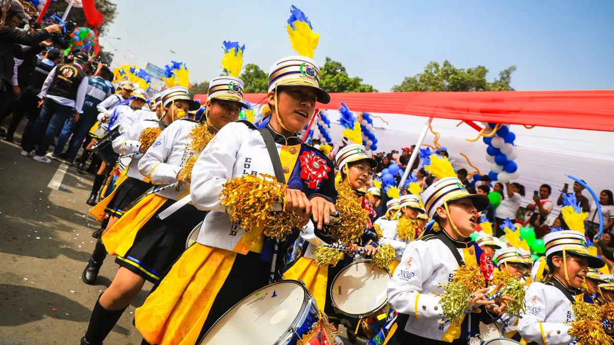 Así fue la presentación de la banda viral de colegio en Huaycán durante desfile por aniversario de Ate previo a Fiestas Patrias