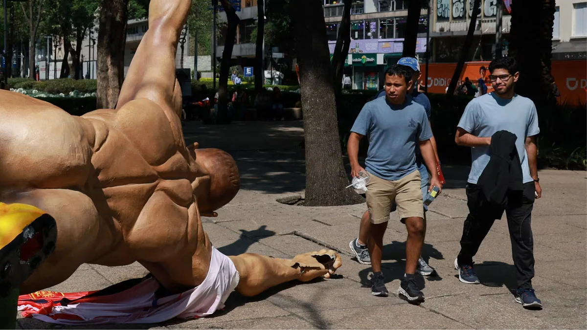 Figuras del Mundial vandalizadas por la CNTE en Reforma: esto fue lo que costaron