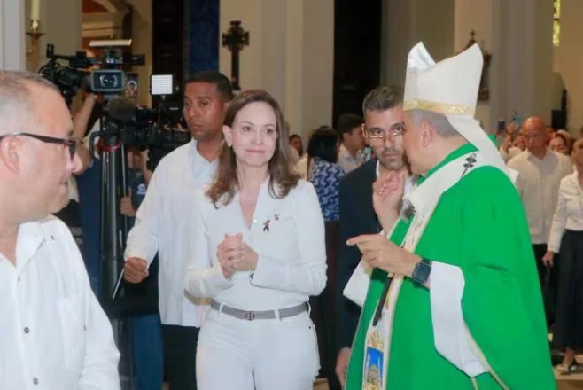María Corina Machado asiste en Panamá a acto litúrgico en homenaje a las víctimas del terremoto en Venezuela